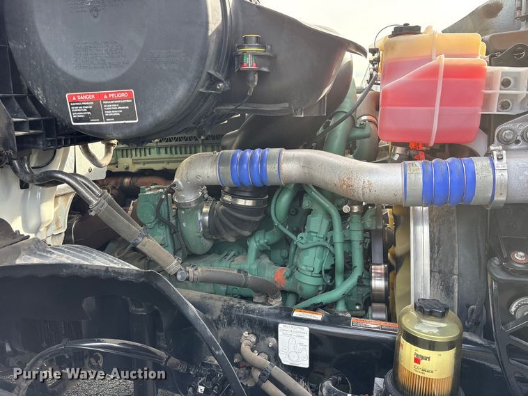 image for item DM1986 2019 Volvo VNR semi truck