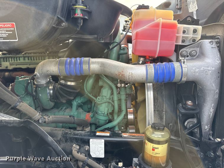 image for item DM1986 2019 Volvo VNR semi truck