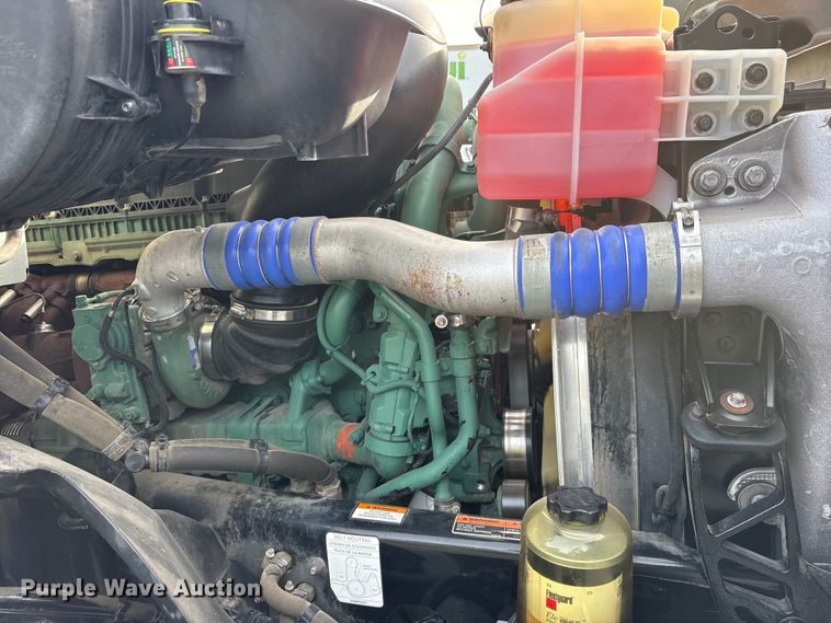 image for item DM1986 2019 Volvo VNR semi truck