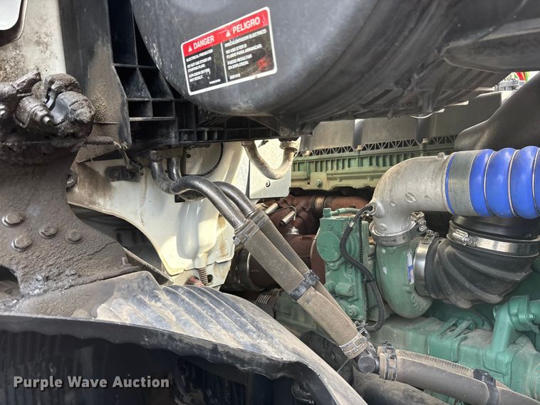 image for item DM1986 2019 Volvo VNR semi truck