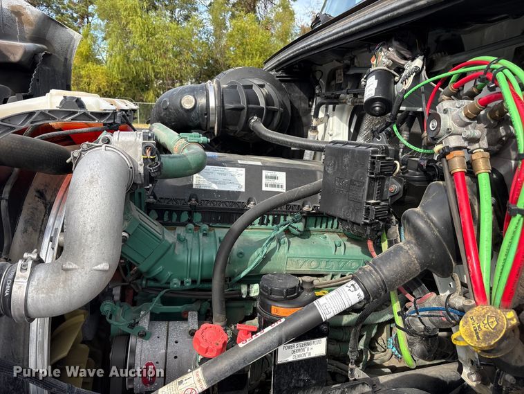 image for item DM1986 2019 Volvo VNR semi truck