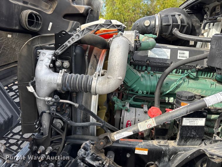 image for item DM1986 2019 Volvo VNR semi truck