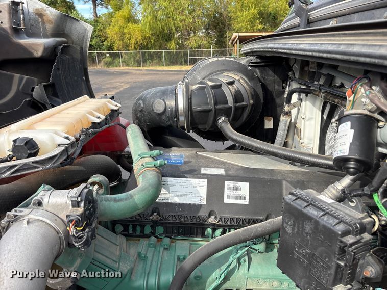 image for item DM1986 2019 Volvo VNR semi truck