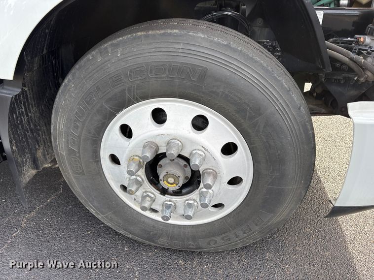 image for item DM1986 2019 Volvo VNR semi truck