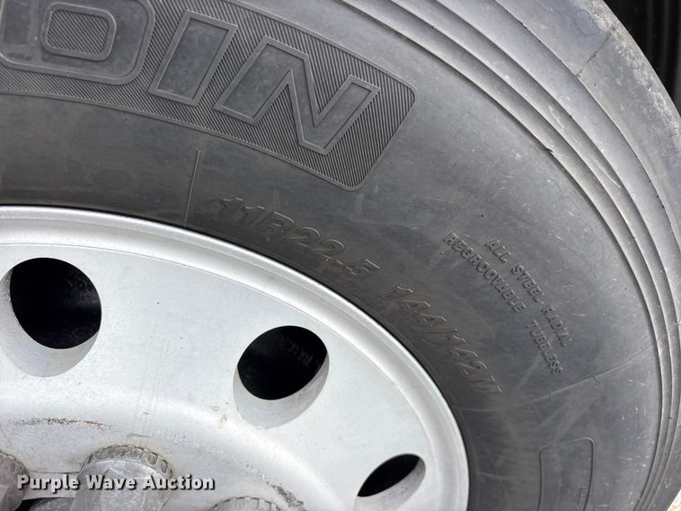 image for item DM1986 2019 Volvo VNR semi truck