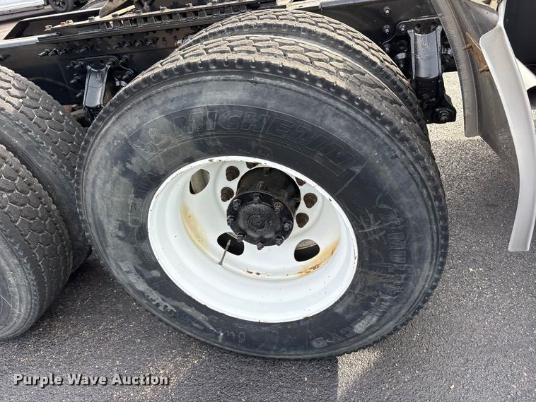 image for item DM1986 2019 Volvo VNR semi truck