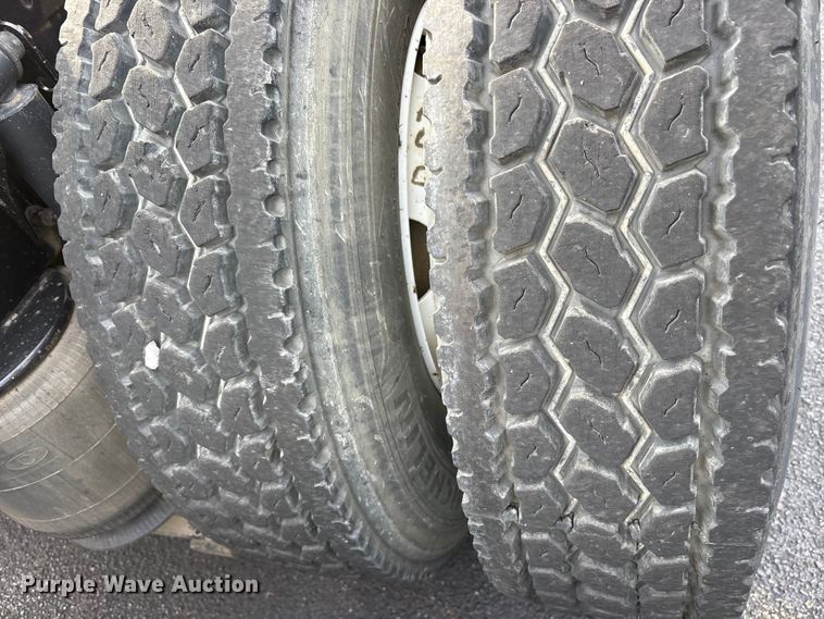 image for item DM1986 2019 Volvo VNR semi truck