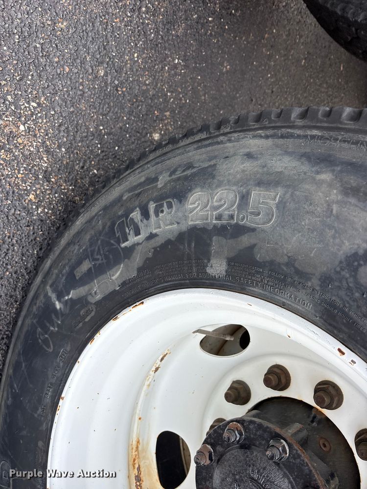 image for item DM1986 2019 Volvo VNR semi truck