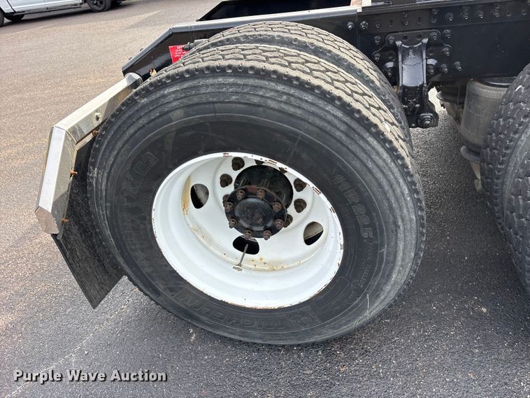 image for item DM1986 2019 Volvo VNR semi truck