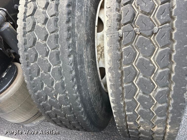 image for item DM1986 2019 Volvo VNR semi truck