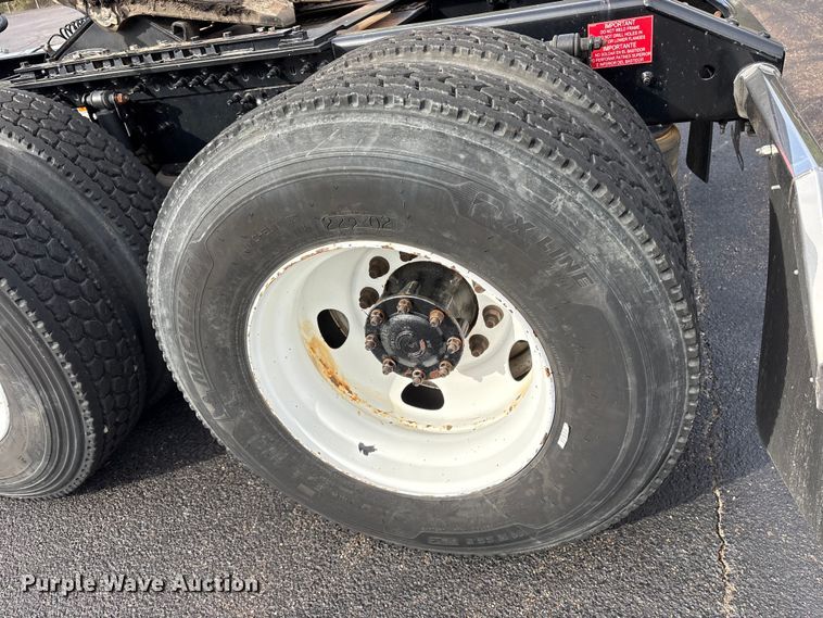 image for item DM1986 2019 Volvo VNR semi truck