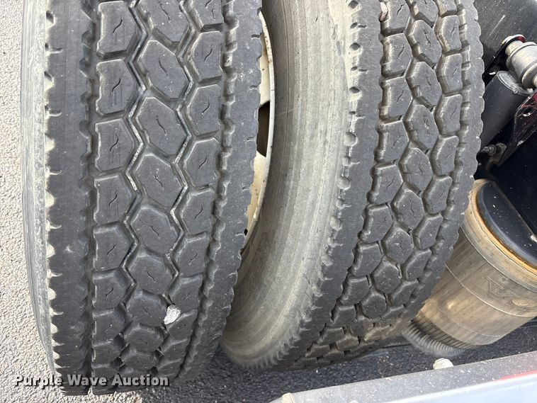 image for item DM1986 2019 Volvo VNR semi truck