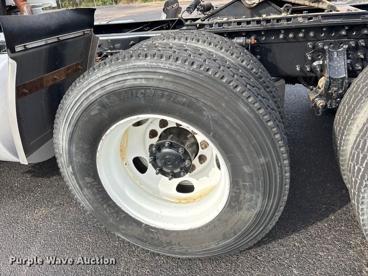 image for item DM1986 2019 Volvo VNR semi truck