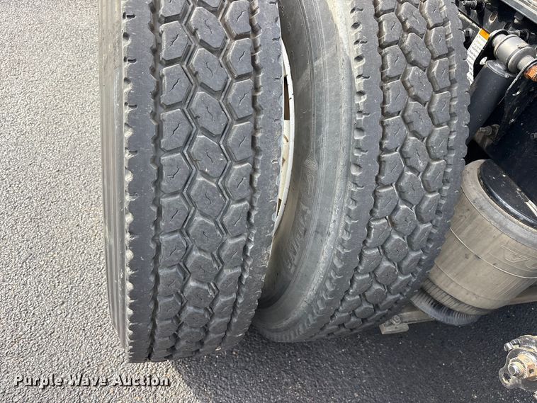 image for item DM1986 2019 Volvo VNR semi truck