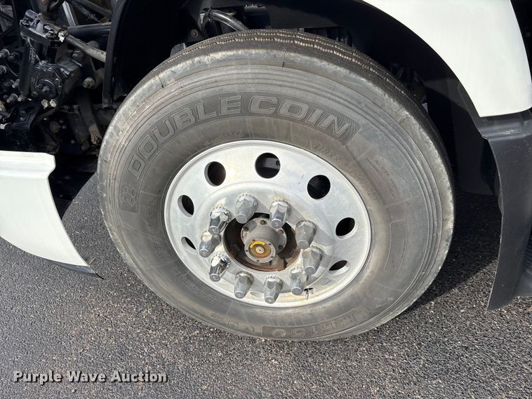 image for item DM1986 2019 Volvo VNR semi truck