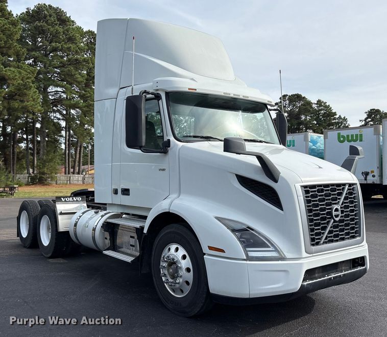 image for item DM1987 2019 Volvo VNR semi truck