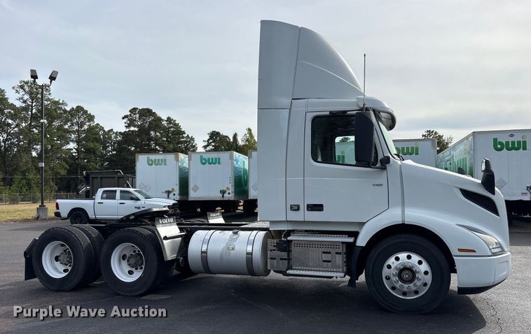 image for item DM1987 2019 Volvo VNR semi truck