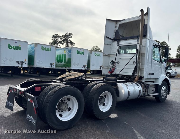 image for item DM1987 2019 Volvo VNR semi truck