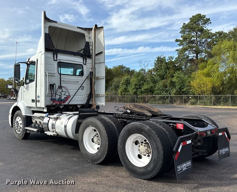 image for item DM1987 2019 Volvo VNR semi truck