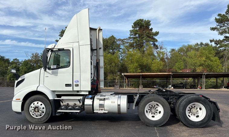 image for item DM1987 2019 Volvo VNR semi truck