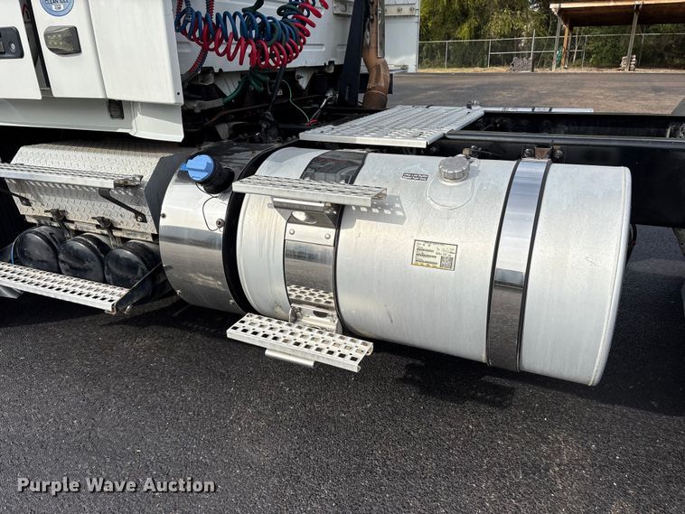 image for item DM1987 2019 Volvo VNR semi truck