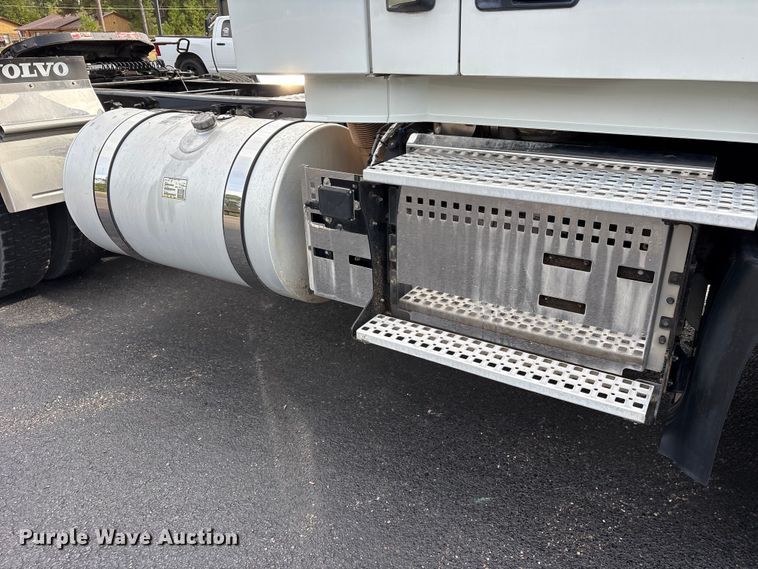 image for item DM1987 2019 Volvo VNR semi truck