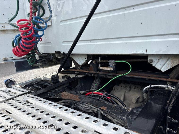 image for item DM1987 2019 Volvo VNR semi truck