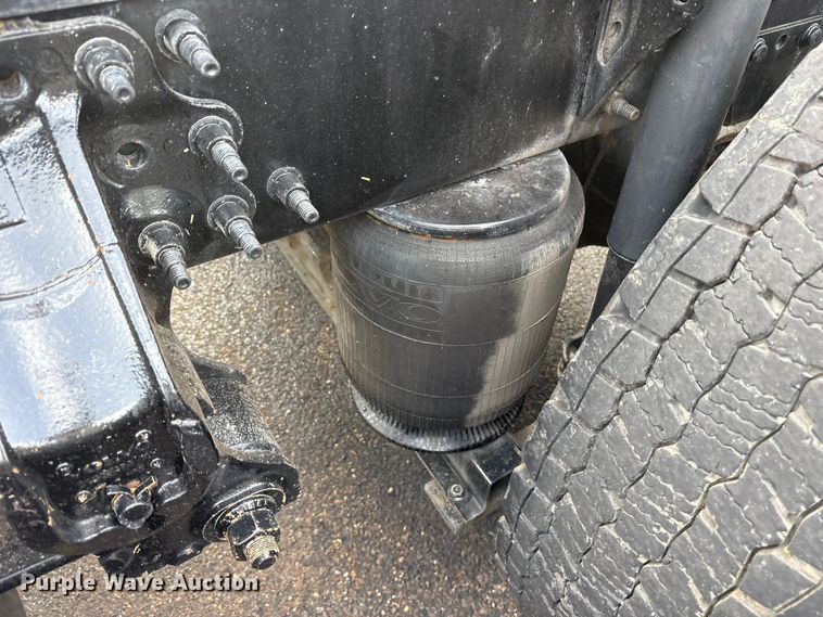 image for item DM1987 2019 Volvo VNR semi truck