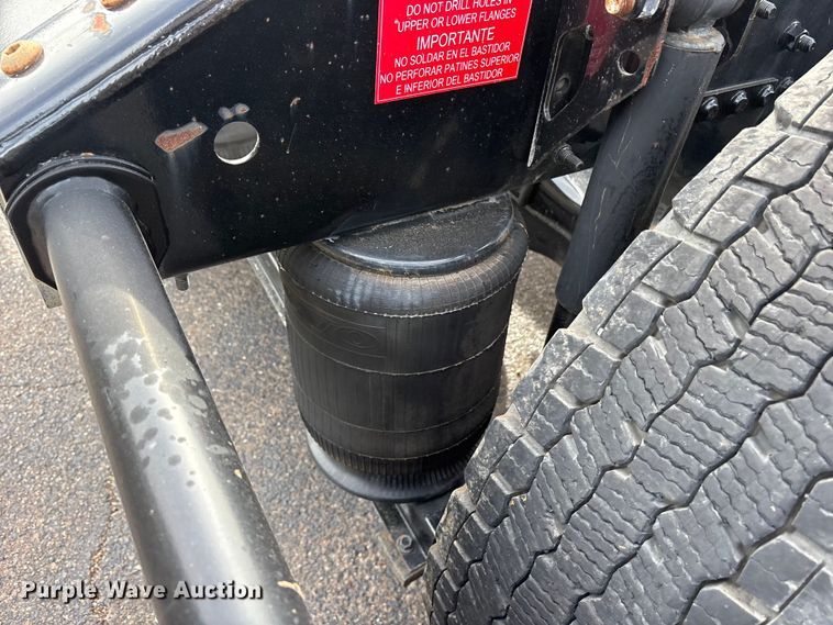 image for item DM1987 2019 Volvo VNR semi truck