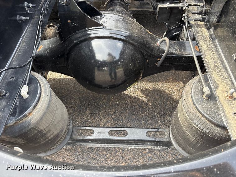 image for item DM1987 2019 Volvo VNR semi truck