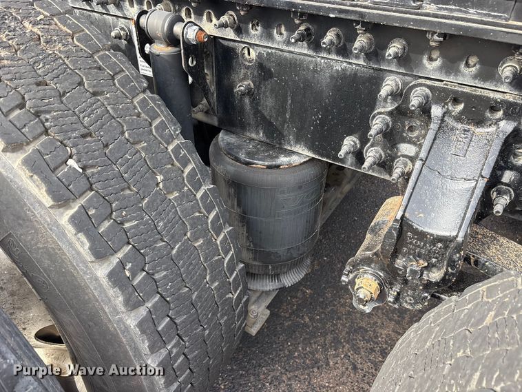 image for item DM1987 2019 Volvo VNR semi truck