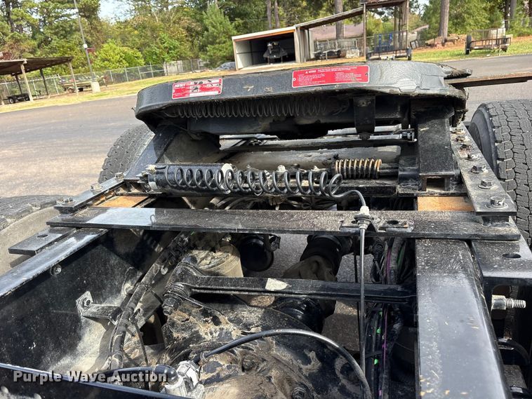 image for item DM1987 2019 Volvo VNR semi truck