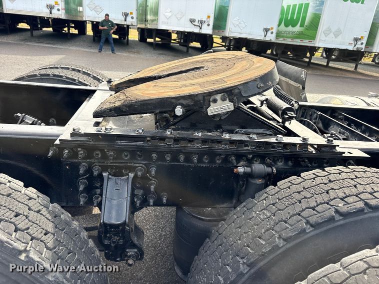 image for item DM1987 2019 Volvo VNR semi truck