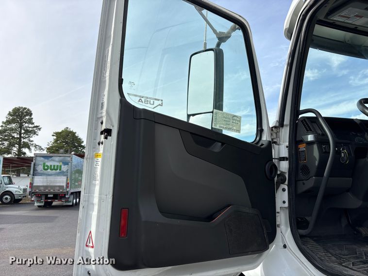 image for item DM1987 2019 Volvo VNR semi truck