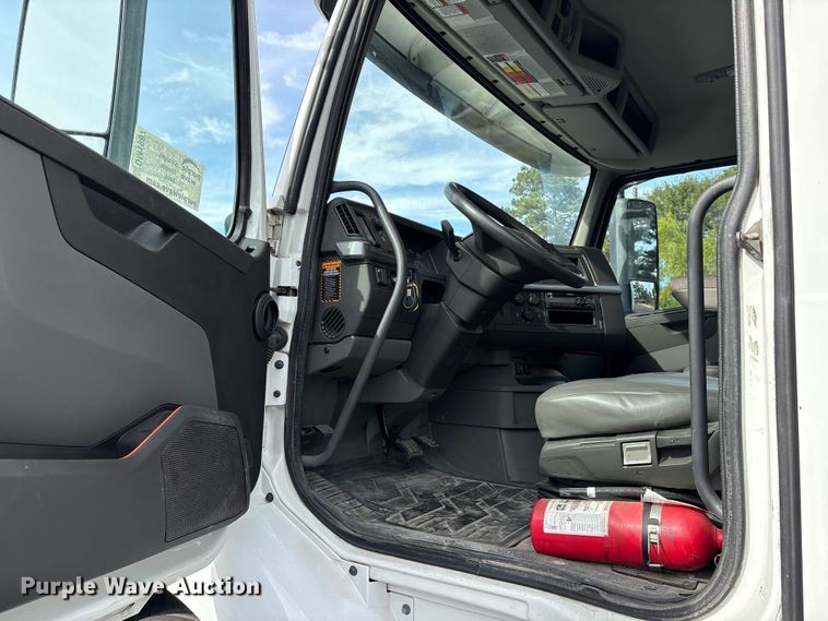 image for item DM1987 2019 Volvo VNR semi truck