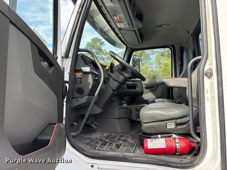 image for item DM1987 2019 Volvo VNR semi truck