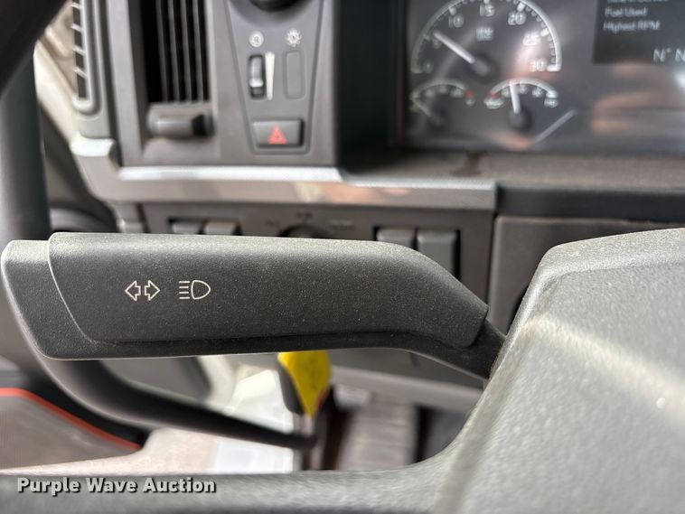 image for item DM1987 2019 Volvo VNR semi truck