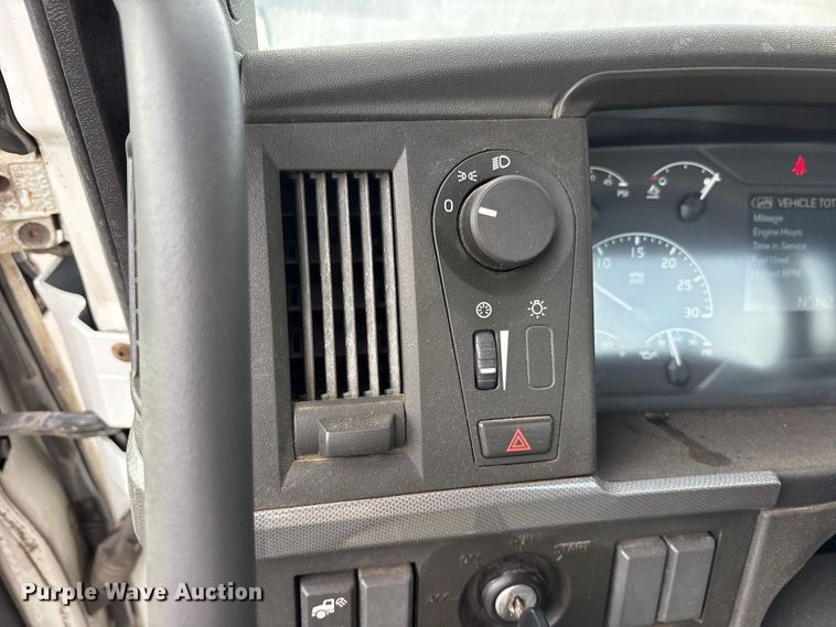 image for item DM1987 2019 Volvo VNR semi truck