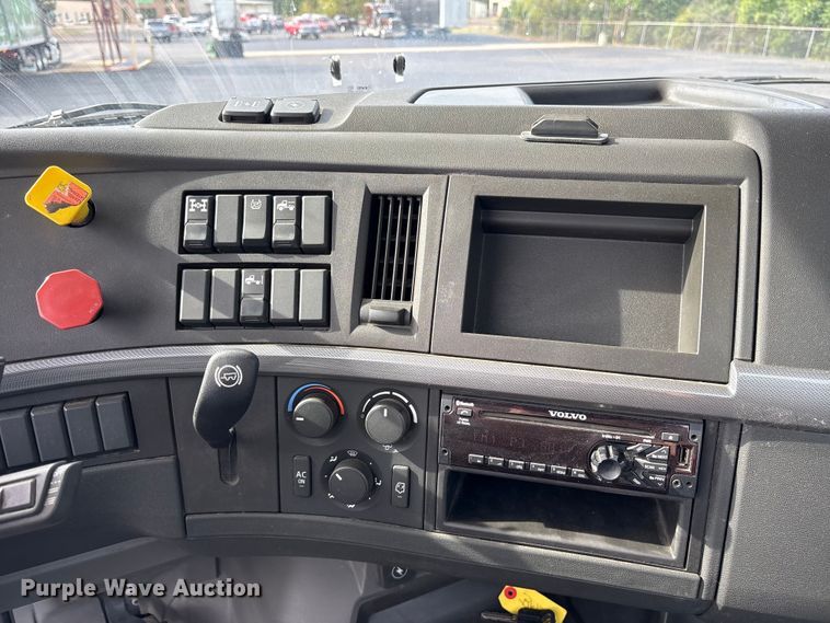 image for item DM1987 2019 Volvo VNR semi truck