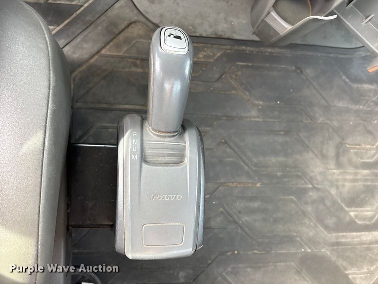 image for item DM1987 2019 Volvo VNR semi truck