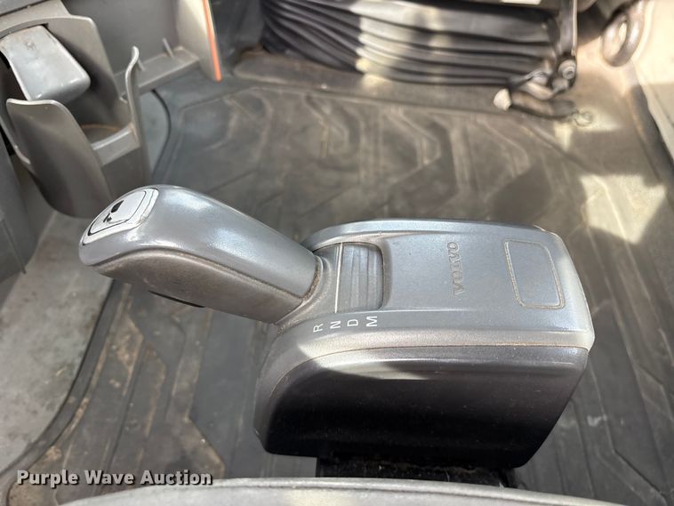 image for item DM1987 2019 Volvo VNR semi truck