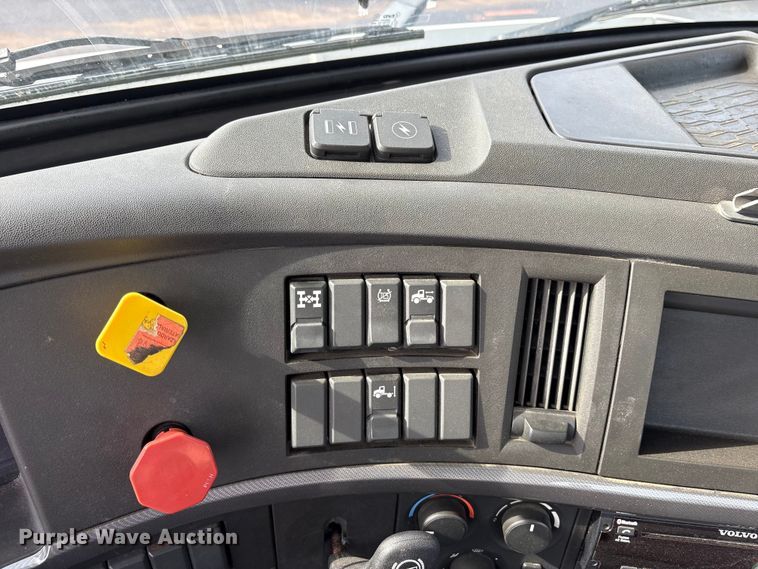 image for item DM1987 2019 Volvo VNR semi truck