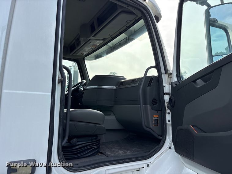 image for item DM1987 2019 Volvo VNR semi truck