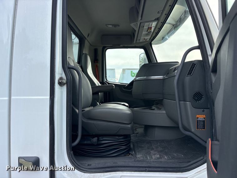 image for item DM1987 2019 Volvo VNR semi truck