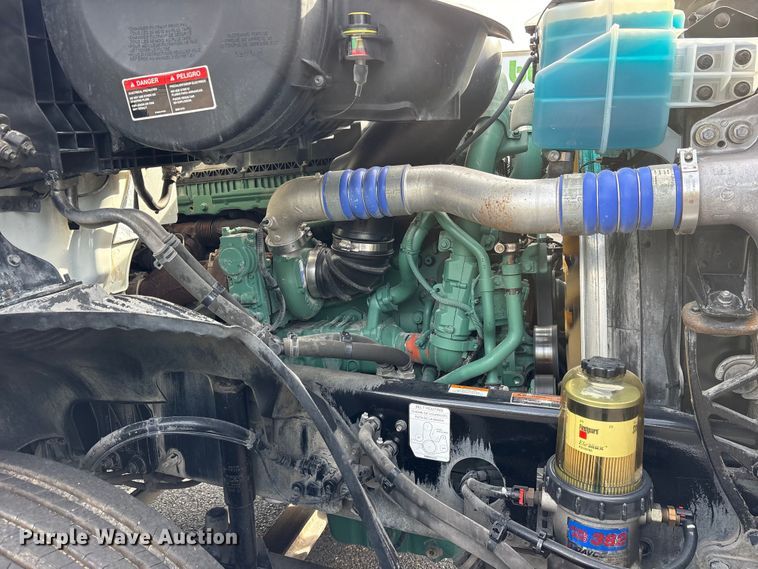 image for item DM1987 2019 Volvo VNR semi truck