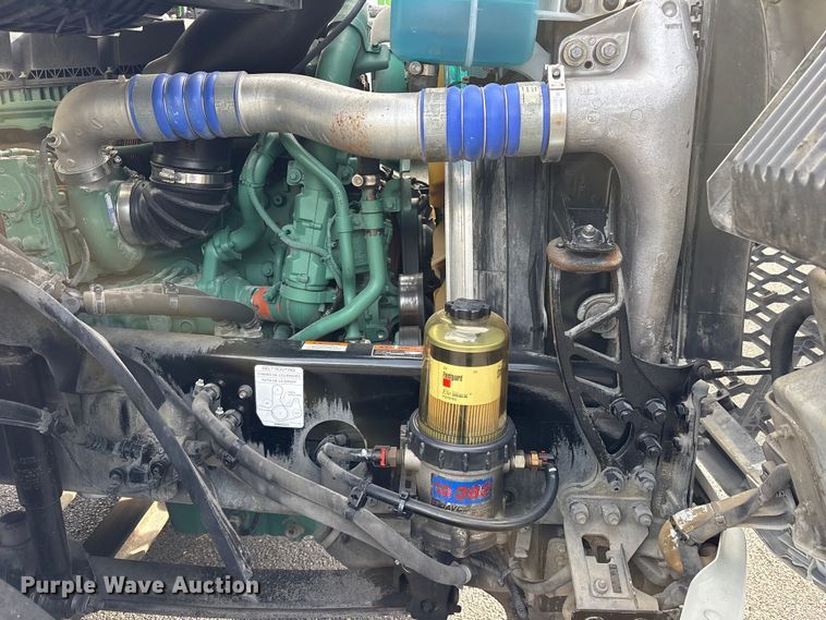 image for item DM1987 2019 Volvo VNR semi truck