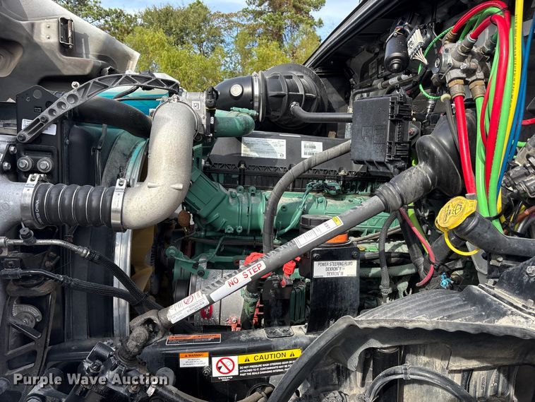 image for item DM1987 2019 Volvo VNR semi truck