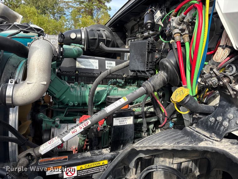 image for item DM1987 2019 Volvo VNR semi truck