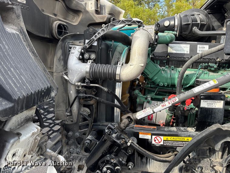 image for item DM1987 2019 Volvo VNR semi truck