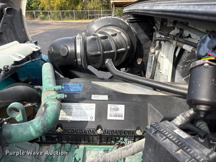 image for item DM1987 2019 Volvo VNR semi truck